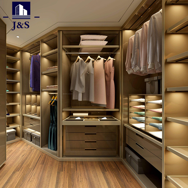 Das detaillierte Design der Garderobe schafft eine praktische Garderobe
