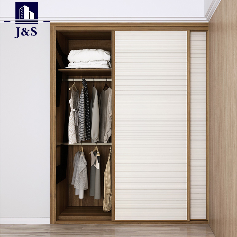 Ist die Wandeinbaugarderobe praktisch?